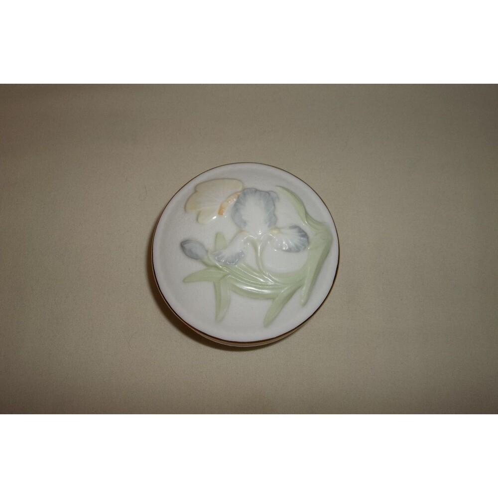 Heritage House collectable music trinket box "Love Makes The World Go Around"